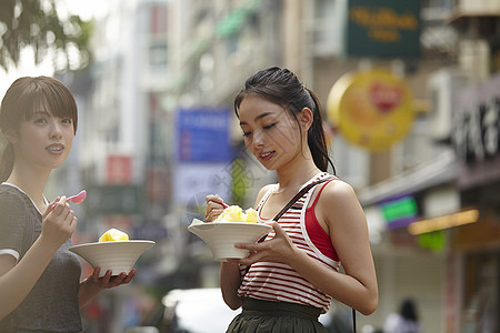 闺蜜吃刨冰图片