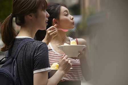 闺蜜吃刨冰图片