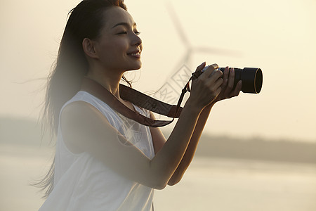 湿地旅游的女性拍照图片