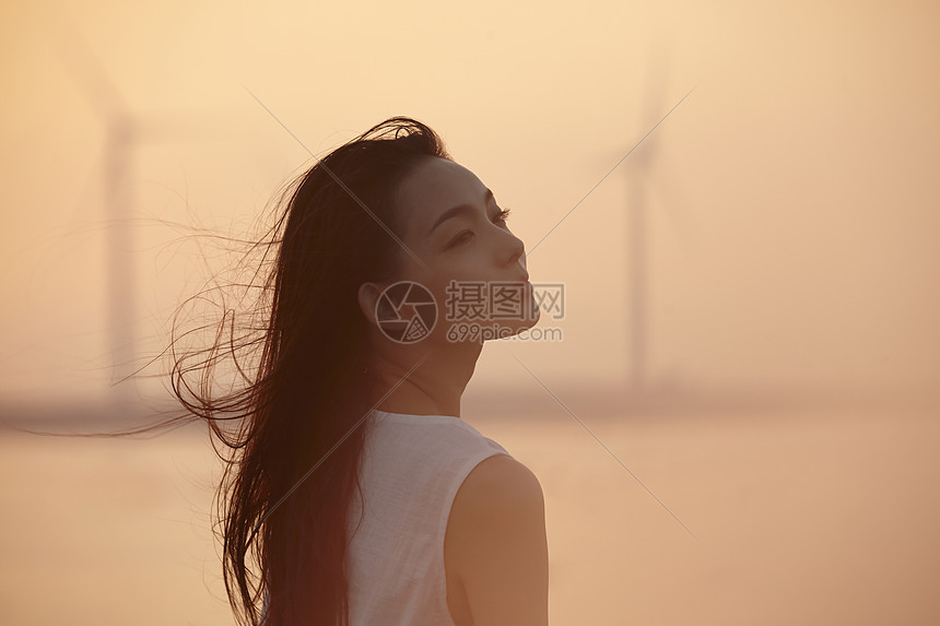 夕阳下的唯美女性图片