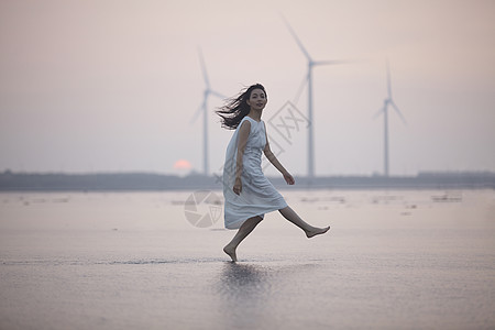 夕阳下的唯美女性图片