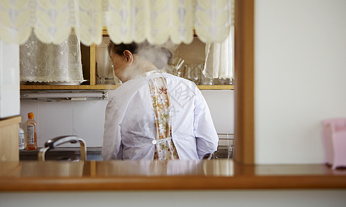 独居的老妇人在做饭图片
