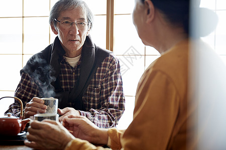 两位老人坐着喝茶聊天图片