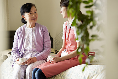 专业护理员和独居老妇人喝茶聊天图片