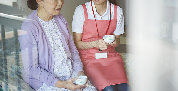 专业护理员陪独居老妇人喝茶聊天图片