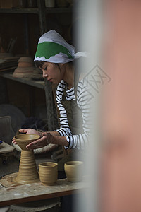 体验陶瓷制作的女人图片