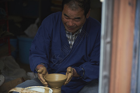 陶瓷师傅在制作陶瓷图片