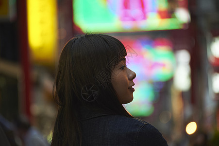 唐人街女孩独自旅行图片