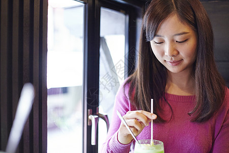 咖啡店里的女孩图片