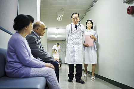 医院走廊里的老年患者和医护人员图片