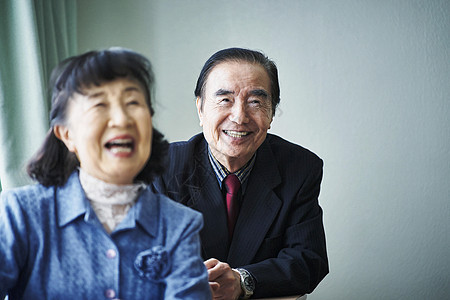 在微笑的两个老年人背景图片