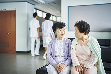 在聊天的老年医护患者图片