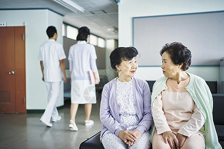 老年女士们讨论高级医疗图片