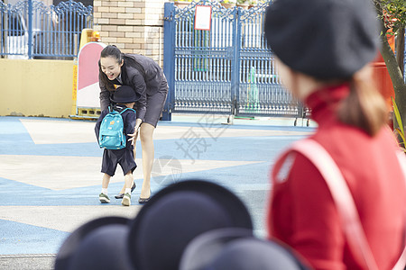  和母亲告别的小学生图片