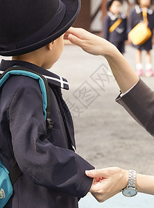  和母亲告别的小学生图片