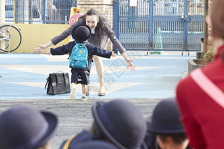 小学生背影张开手臂的妈妈和小朋友跑向彼此背景