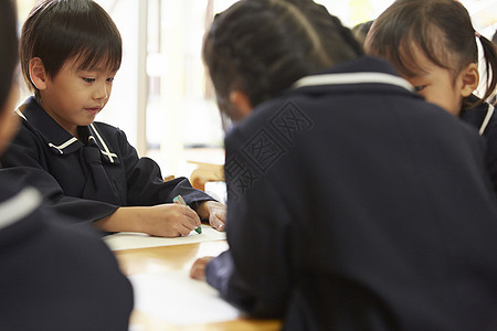  画画的小学生图片