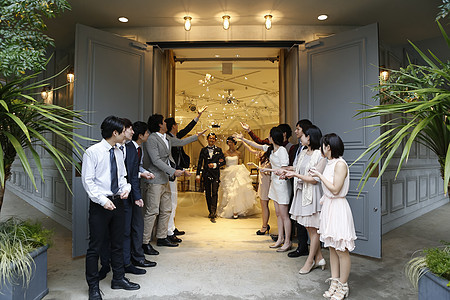 婚礼现场的新人和伴娘伴娘图片