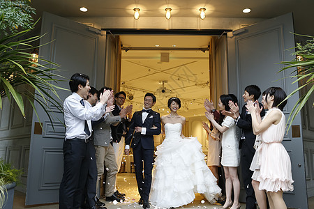 婚礼现场的新人与伴郎伴娘图片