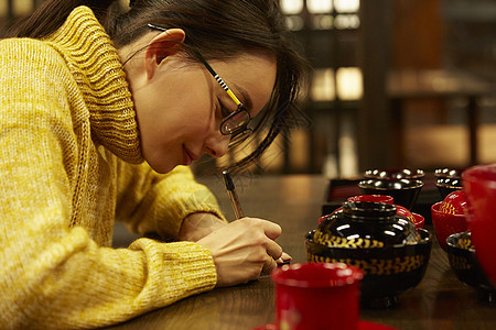 带来青年打破一个经历涂漆的女人背景图片