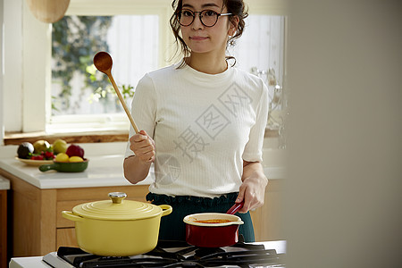 居家美女正在烹饪美食图片