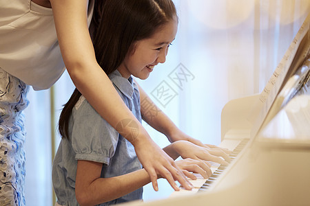 老师在指导女孩练钢琴图片