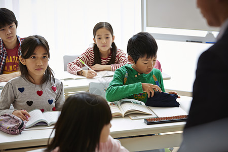 小孩子少女孩子学习补习班图片