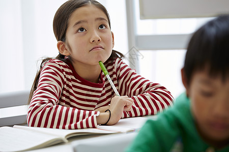 学龄儿童在补习班集中精力学习图片