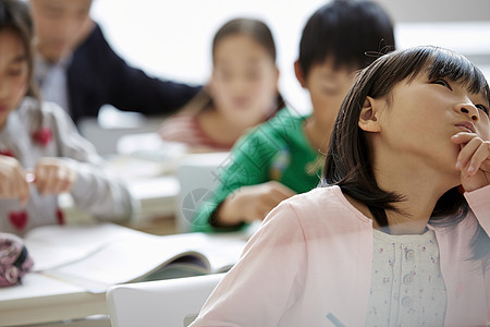 学龄儿童在补习班集中精力学习图片