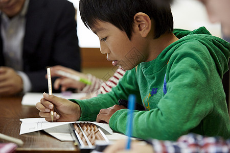 学习珠算的男孩图片