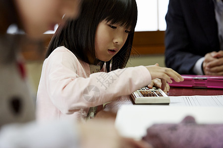 学习珠算的女孩图片