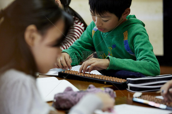 学习珠算的男孩图片