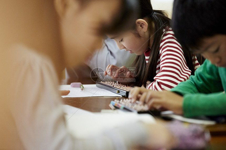 认真学习珠算的女孩图片