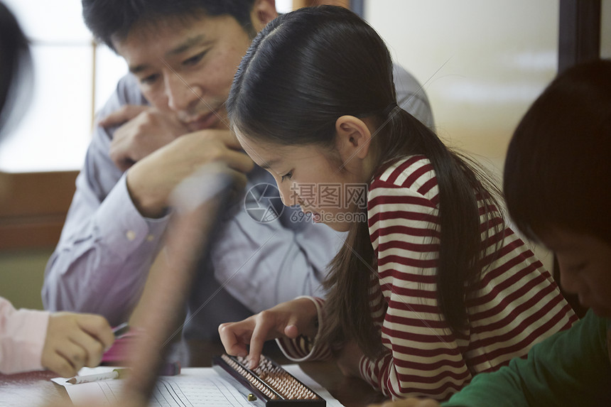 认真学习珠算的女孩图片