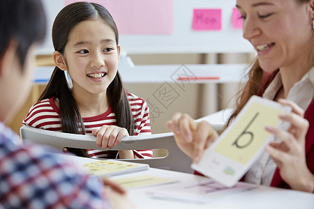 正在学习英语字母的孩子图片