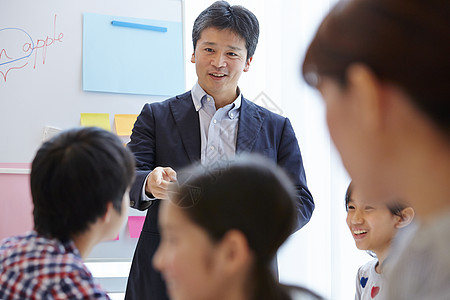 在补习班老师辅导学生学习图片