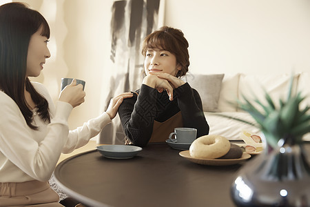 女人和客人喝咖啡聊天图片