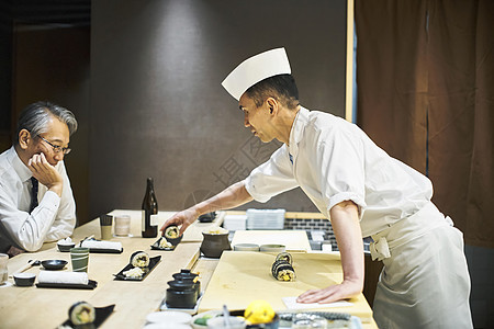 正在准备吃寿司的男人图片