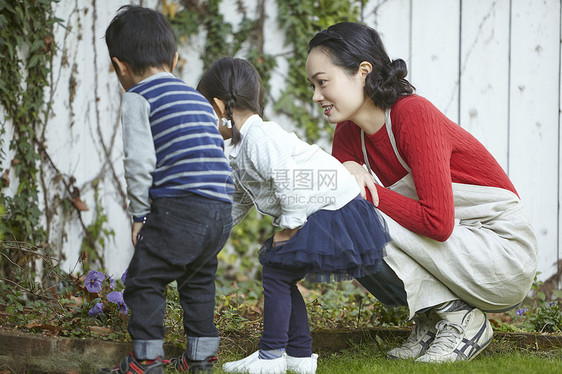 保姆带着孩子在花园玩图片