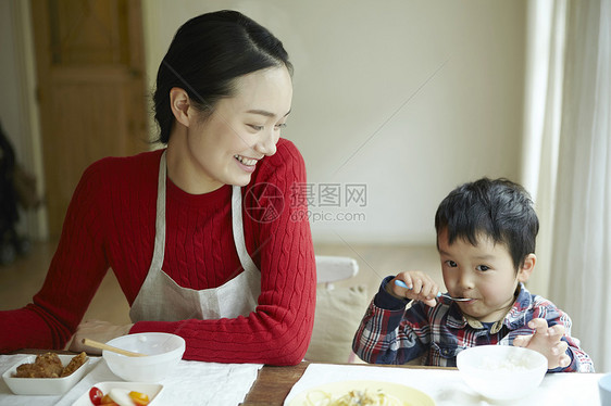 在照顾孩子吃饭的保姆图片