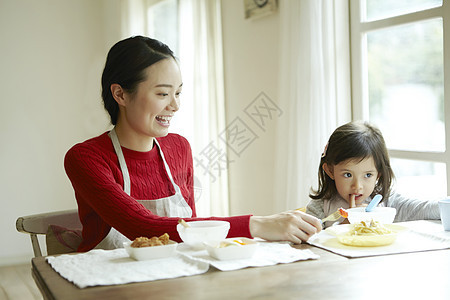 在照顾孩子吃饭的保姆图片