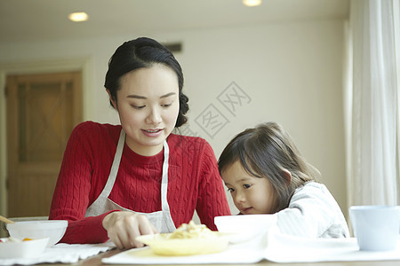 保姆在照顾孩子吃饭图片