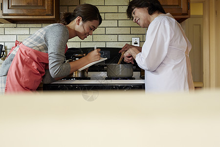 婆婆教媳妇下厨房做饭图片