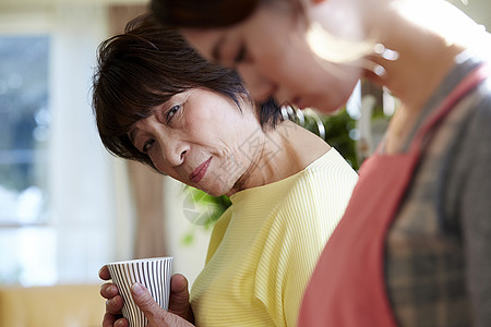 婆婆凶狠的看着儿媳哭泣高清图片