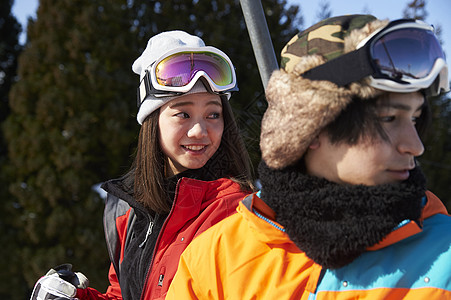 情侣在滑雪场滑雪图片