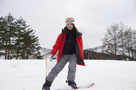 站在雪地里的年轻女性肖像图片