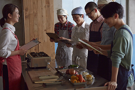在学习烹饪的烹饪班成员高清图片