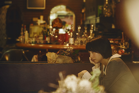 在咖啡馆放松休息的女顾客图片