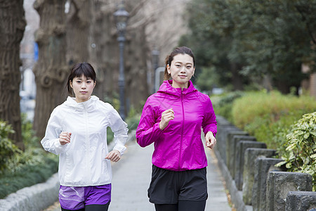  跑步的女孩图片