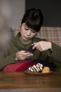 看拍摄照片的女孩图片